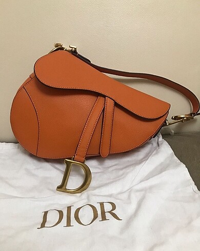 CHRISTIAN DIOR