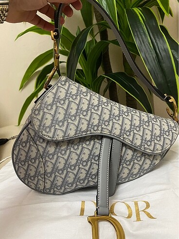 CHRISTIAN DIOR