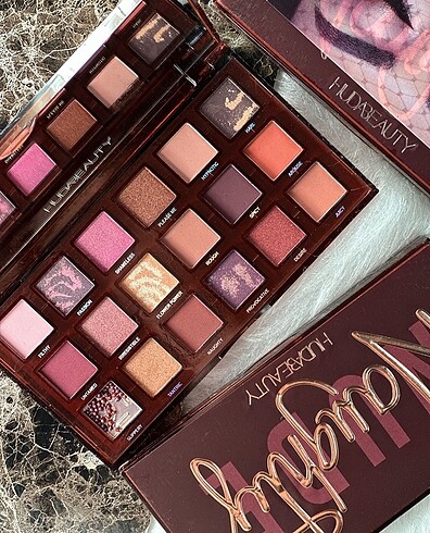 Huda beauty aynalı far paleti