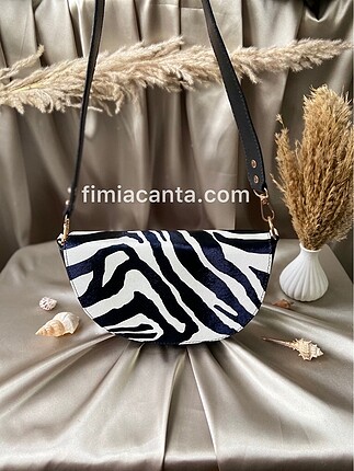 Zebra kapaklı oval baget omuz çanta