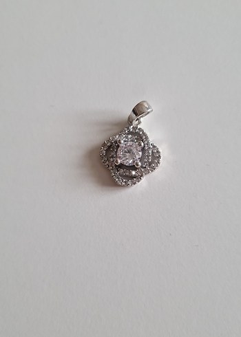 Çiçek Desenli Pullu Kadın Kolye Ucu - Görsel 3