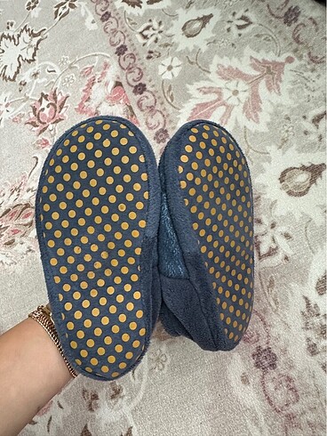 H&M marka erkek çocuk ev patiği- 22/26 numara aralığı - Görsel 3