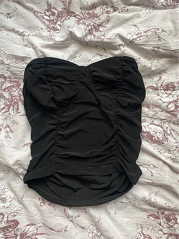 Siyah büzgülü crop