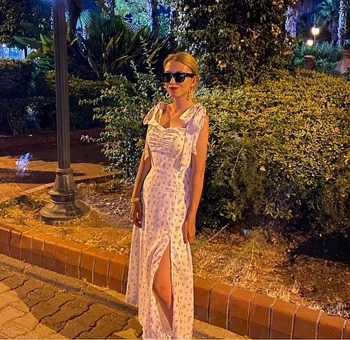 Beyaz Çiçekli Yırtmaçlı Elbise