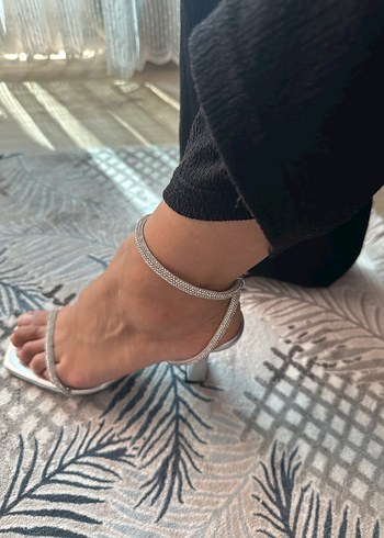 Kıvrımlı Tokalı Gri Yılan Desenli Stiletto