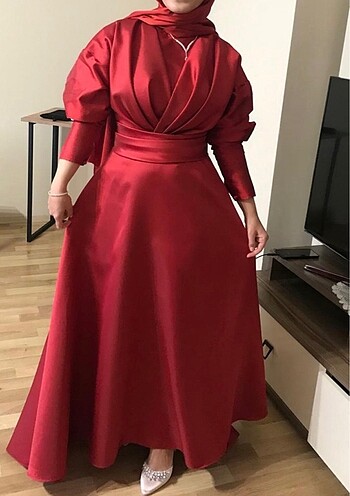 Kırmızı saten elbise tesettür abiye