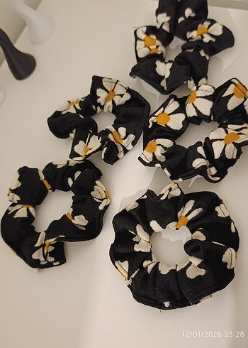 5 adet fiyatıdırSiyah Papatya Desenli Kadın Lastik Toka - Görsel 2