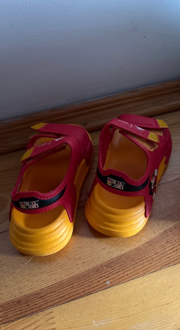 Çocuk Kırmızı Renkli Cırt Cırtlı Terlik - Görsel 3