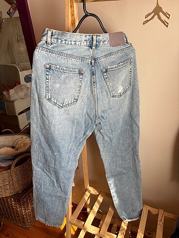 Dizleri yırtık kot - Görsel 2