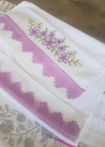 Mor Nakışlı Beyaz Havlu - Görsel 4