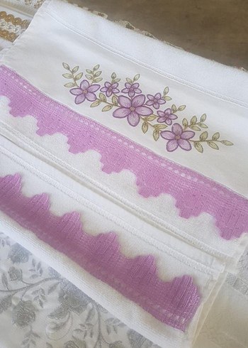 Mor Nakışlı Beyaz Havlu - Görsel 3