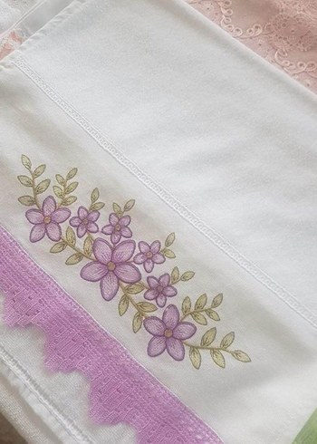 Mor Nakışlı Beyaz Havlu - Görsel 2