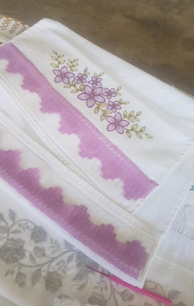 Mor Nakışlı Beyaz Havlu - Görsel 4
