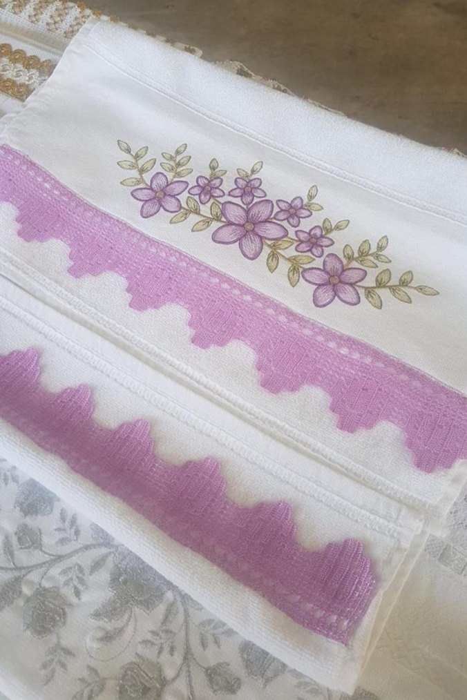 Mor Nakışlı Beyaz Havlu - Görsel 3