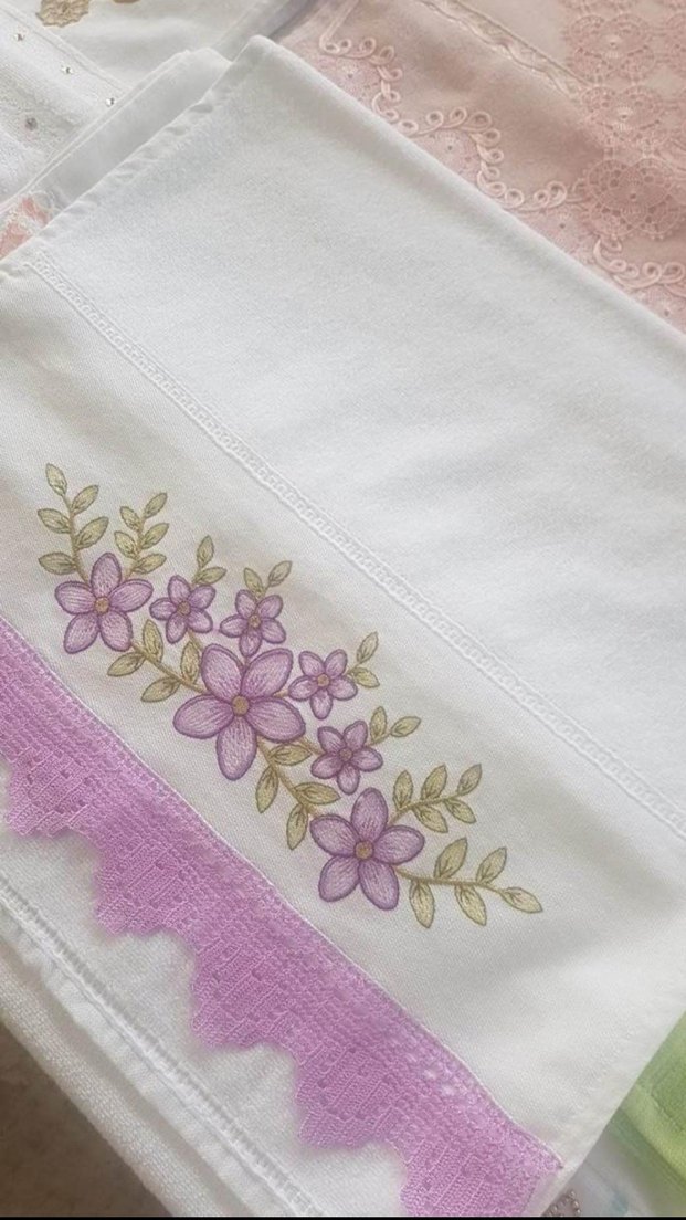 Mor Nakışlı Beyaz Havlu - Görsel 2