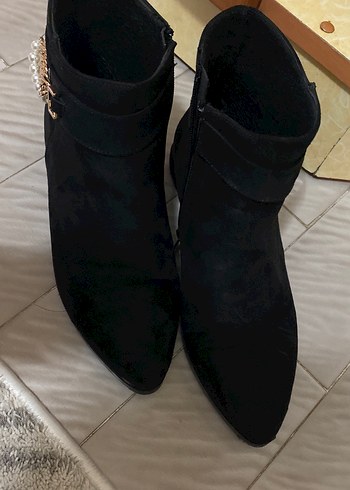 Siyah Süet Tokalı Kadın Dolgu Topuk Bot - Görsel 4