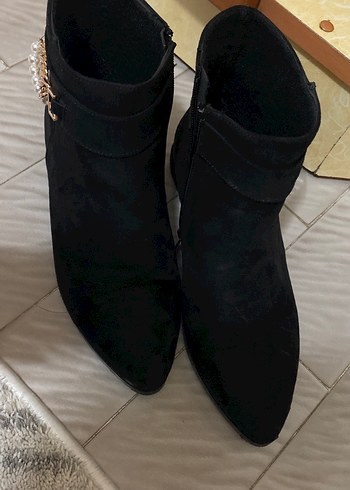Siyah Süet Tokalı Kadın Dolgu Topuk Bot - Görsel 3