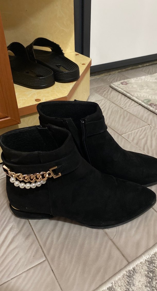 Siyah Süet Tokalı Kadın Dolgu Topuk Bot - Görsel 2