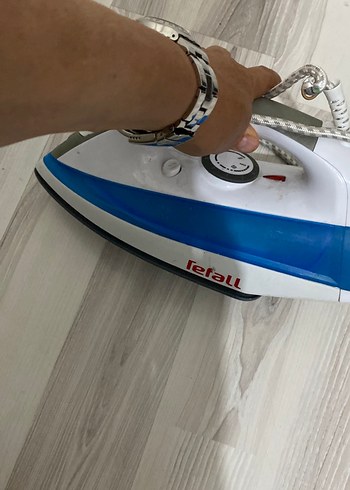 Beden Beyaz ve gri elektrikli ütü