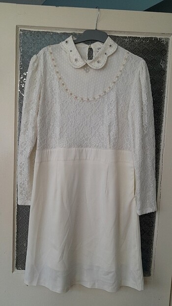 Beyaz küpürlü abiye elbise