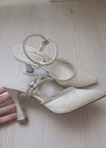 Zara Krem Saten Topuklu Ayakkabı