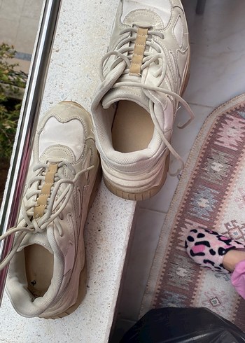 Beyaz Bağcıklı Stiletto Topuklu Kadın Spor Ayakkabı