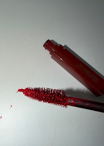 Kırmızı rimel maskara - Görsel 2