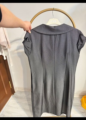 V Yaka Kısa Gri Pilili Kadın Elbise - Görsel 4