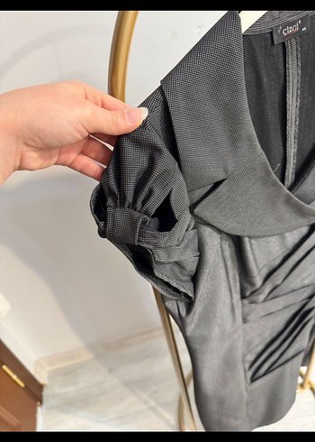 V Yaka Kısa Gri Pilili Kadın Elbise - Görsel 2