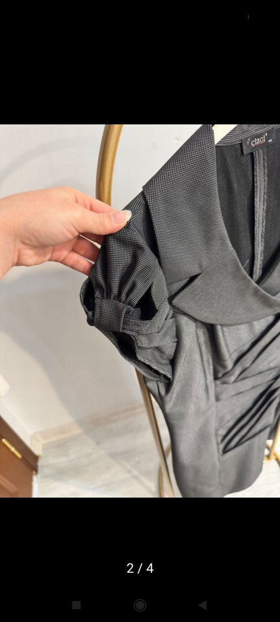 V Yaka Kısa Gri Pilili Kadın Elbise - Görsel 2