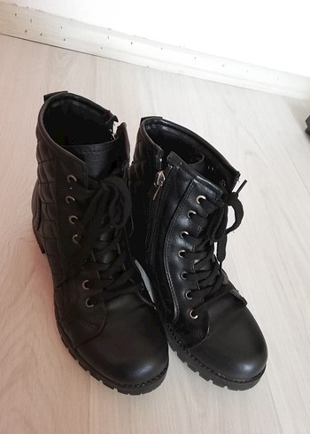 Siyah Deri Goth Tarzı Tokalı Kadın Bot - Görsel 3