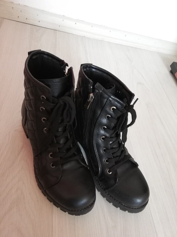 Siyah Deri Goth Tarzı Tokalı Kadın Bot - Görsel 3