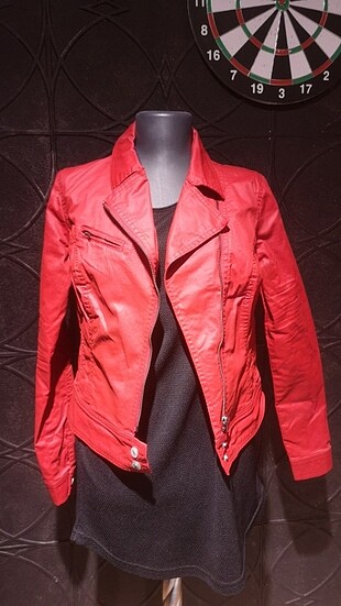 Kırmızı kot ve deri ceket 
