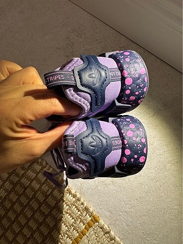 22 Beden Adidas kız çocuk ayakkabısı