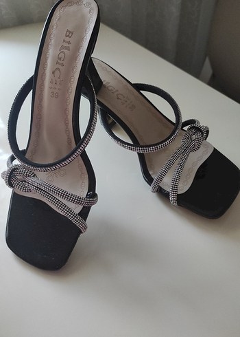 Siyah Parlak Yılan Desenli Tokalı Stiletto