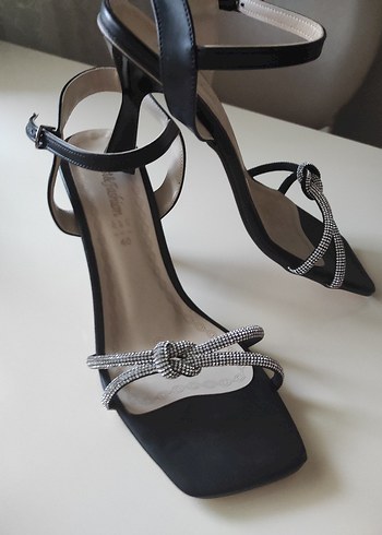 Siyah Yılan Desenli Stiletto Tokalı Topuklu