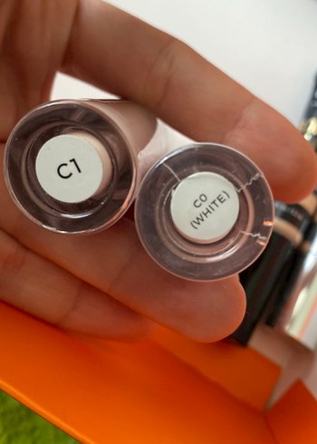  Beden Makeup Revolution Bej Parlak Kapatıcı 2 li