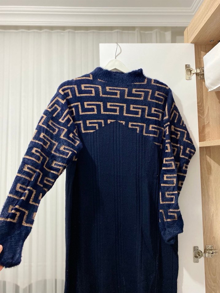 Lacivert Desenli Uzun Triko Elbise tesettür - Görsel 2