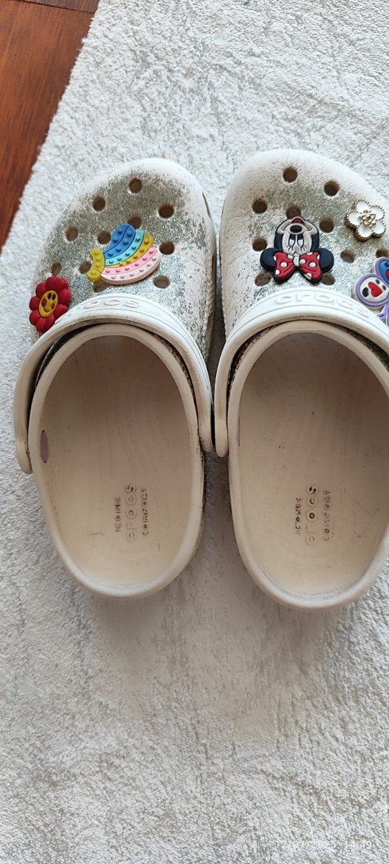 crocs Beyaz Parlak Detaylı Kız Çocuk Terliği - Görsel 4