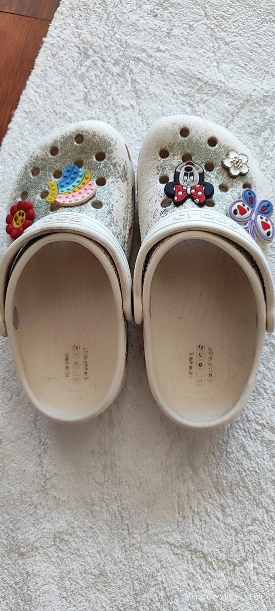 crocs Beyaz Parlak Detaylı Kız Çocuk Terliği - Görsel 5