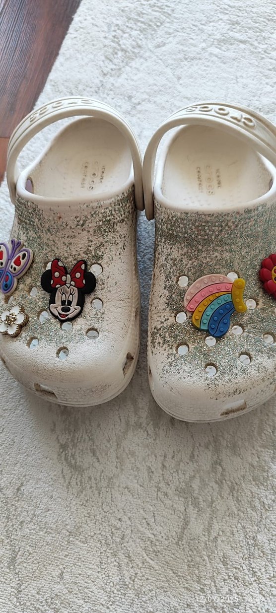 crocs Beyaz Parlak Detaylı Kız Çocuk Terliği - Görsel 3