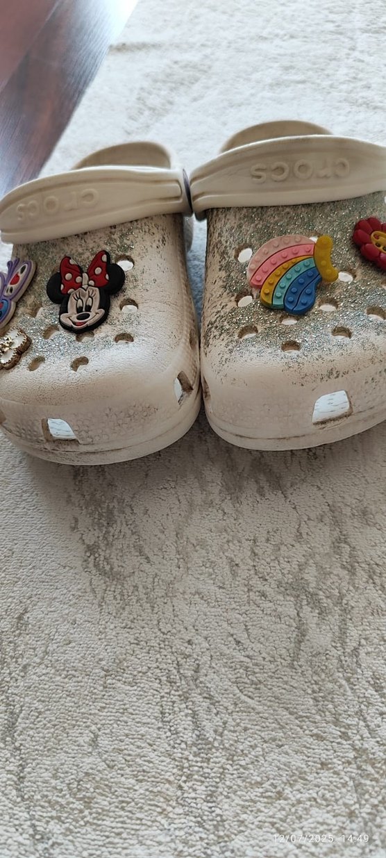 crocs Beyaz Parlak Detaylı Kız Çocuk Terliği - Görsel 2