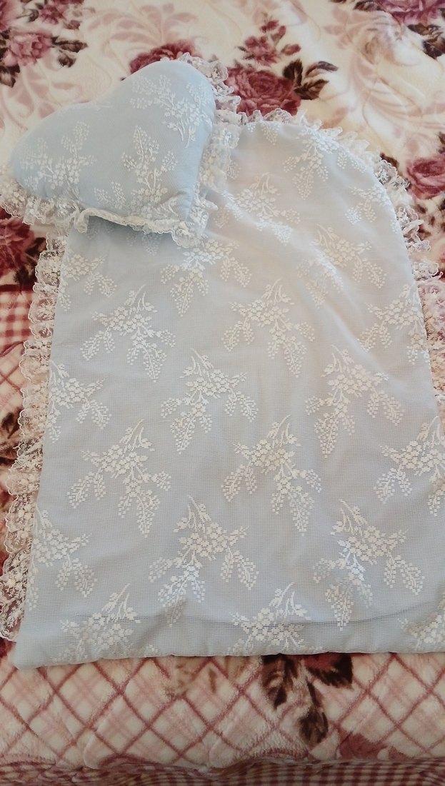 Nakışlı Beyaz Yastık Kılıfı ve Kalp Şeklinde Yastık - Görsel 2