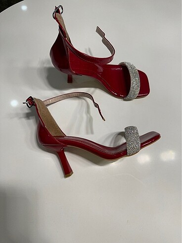 Kadın kırmızı topuklu ayakkabı
