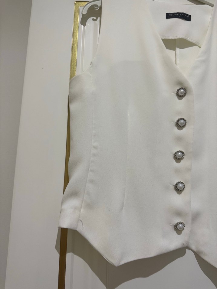 Düğmeli Beyaz Keten Kolsuz Mini Yelek - Görsel 4