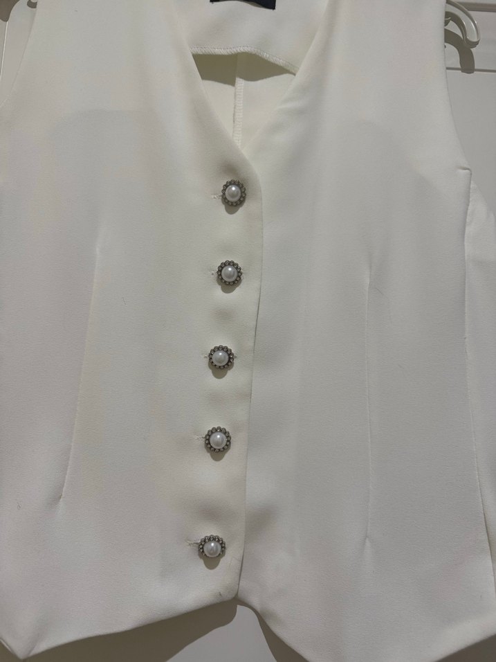 Düğmeli Beyaz Keten Kolsuz Mini Yelek - Görsel 2