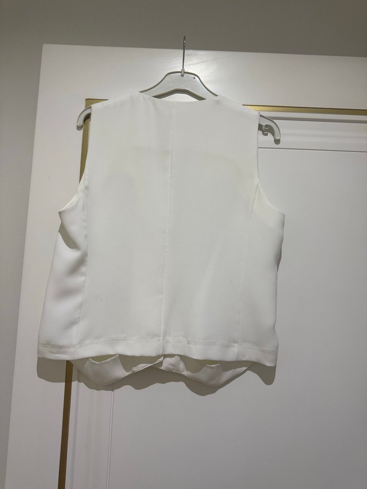 Düğmeli Beyaz Keten Kolsuz Mini Yelek - Görsel 3