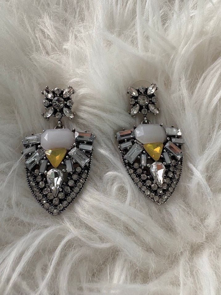 Beyaz Kürklü Nakışlı Mini Bohem Küpe - Görsel 2