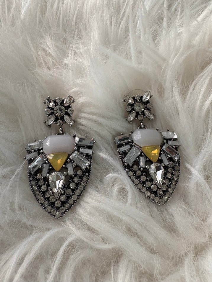 Beyaz Kürklü Nakışlı Mini Bohem Küpe - Görsel 3