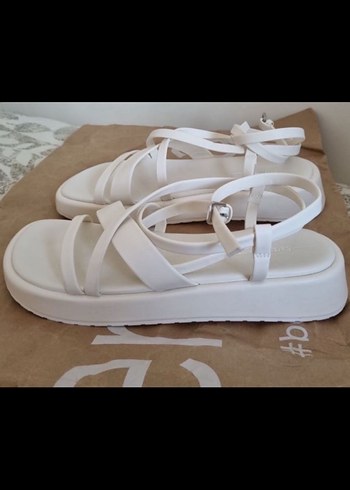 Bershka Beyaz Dolgu Topuklu Kadın Sandalet